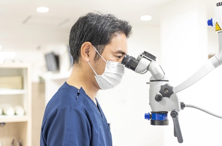 マイクロスコープを使用する院長｜医療法人社団雄清会 おだ歯科クリニック